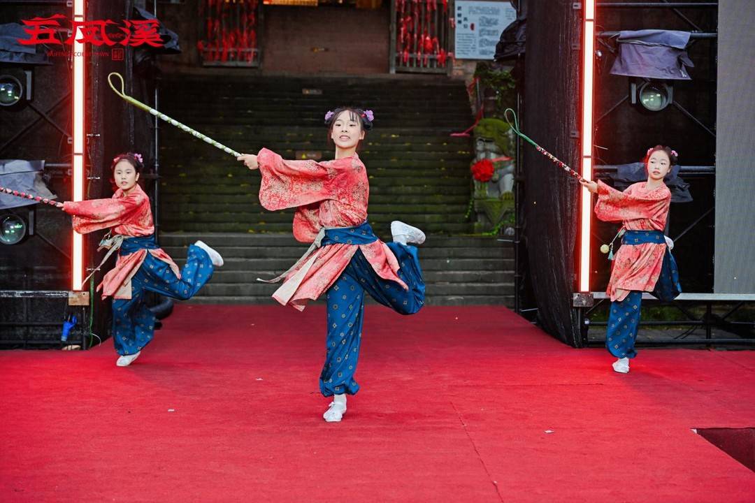 展现华服之 展现华服之