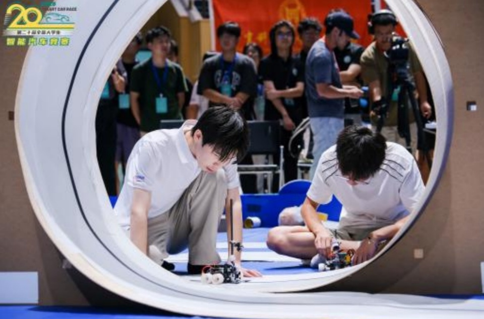 追求卓越, 及周边各大